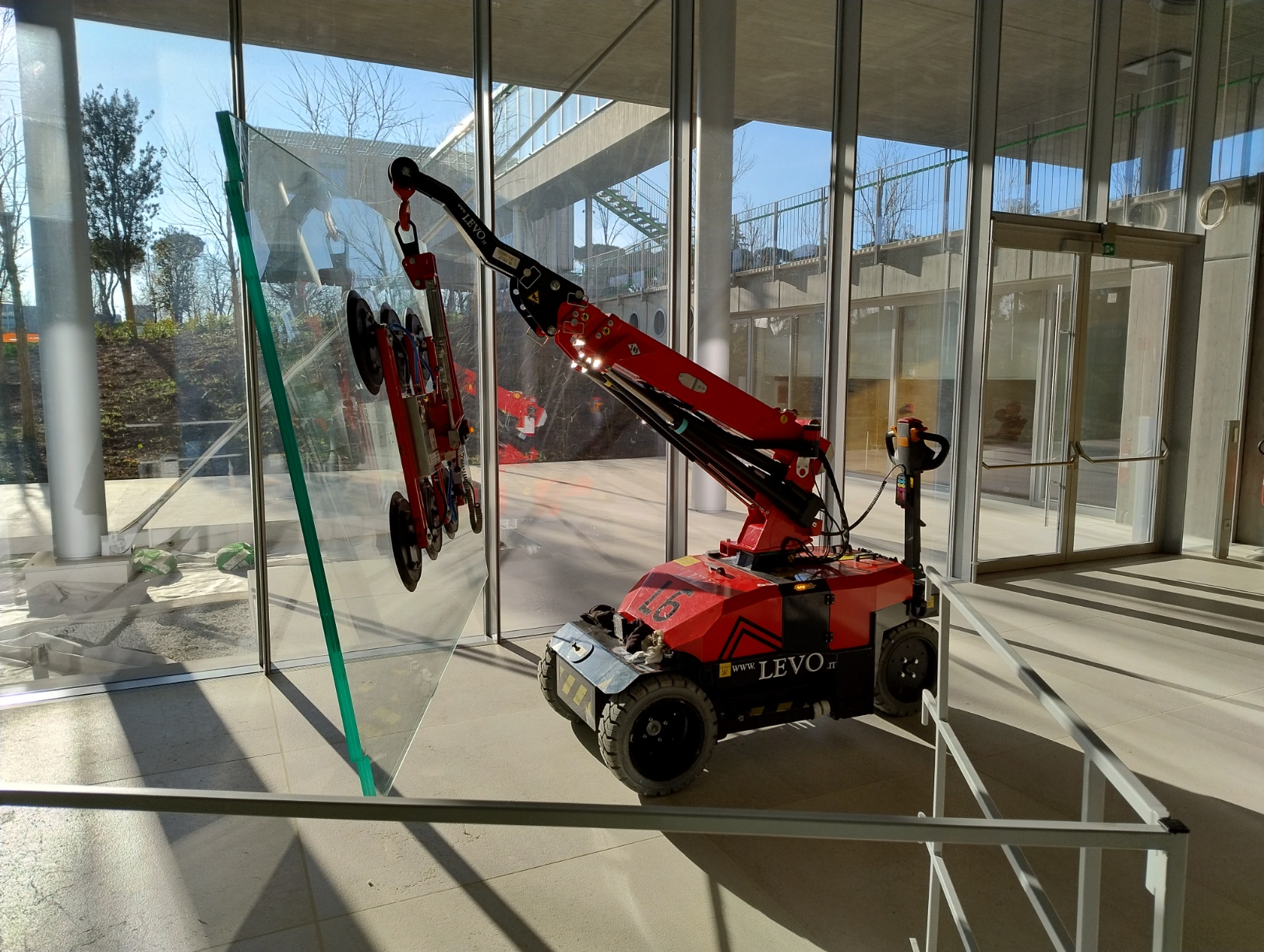 Robot ORION durante la posa di una vetrata in cantiere